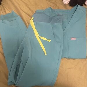 FIGS SCRUB SET HYDROGREEN SIZE MEDIUM TOP AND MEDIUM JOGGERS